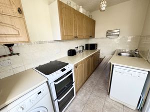 L-Shaped Dining Kitchen- click for photo gallery